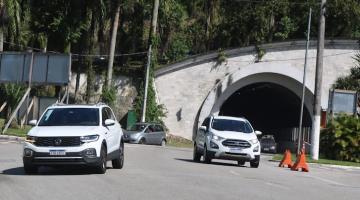 dois carros saindo do túnel. #paratodosverem