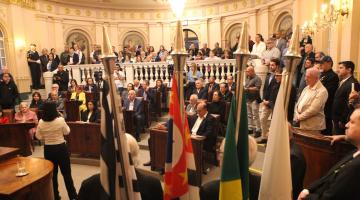 bandeiras em primeiro plano e público ao fundo. #paratodosvererem