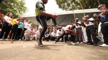 pessoas jogando capoeira #paratodosverem 