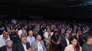 plateia lota auditório. #paratodosverem