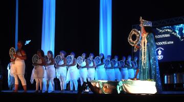 Abertura das homenagens a Iemanjá lota Teatro Municipal em Santos