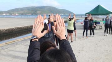 pessoas se exercitando com as mãos ao alto #paratodosverem