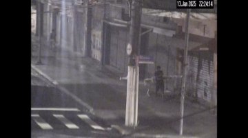 imagem mostra homem na rua após o furto #paratodosverem