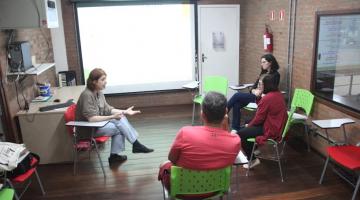 pessoas sentadas conversando #paratodosverem