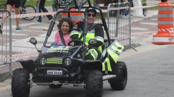 duas pessoas em um buggy #paratodosverem