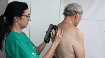 Ação de combate ao câncer de pele conscientiza 500 pessoas no Novo Quebra-Mar em Santos