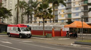 Base do Samu em canteiro central de avenida. À frente,na pista, uma ambulância está parada. #Pracegover