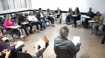 pessoas reunidas em sala estão discutindo. #paratodosverem