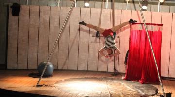 mulher se equilibra em trapézio #paratodosverem