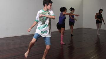 jovem se movimenta dançando. #paratodosverem