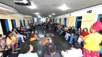 mulheres reunidas em palestra em auditório. #paratodosverem