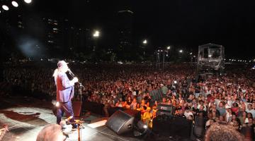 cantor de frente para o público #paratodosverem 