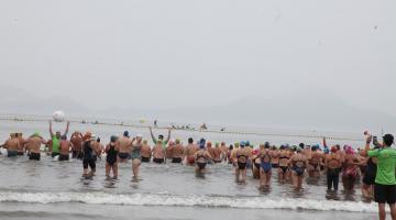 atletas entrando no mar para nadar #paratodosverem