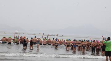 nadadores estão na beira do mar para iniciar prova. #paratodosverem 