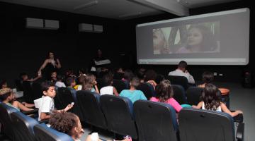 Crianças assistem a curtas-metragens com recursos de acessibilidade em Vila Criativa