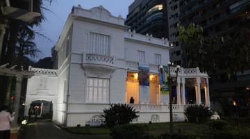 a fachada do casarão branco. #paratodosverem 