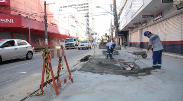 operários atuando no piso #paratodosverem 