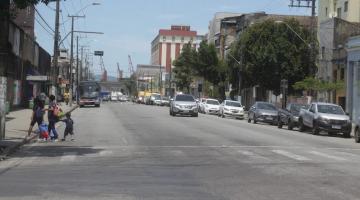 vista geral da rua joão pessoa, com pessoas fazendo a travessia em faixa de segurança. #paratodosverem 