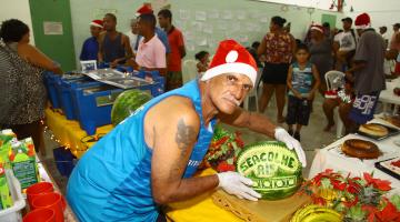 Pessoas em situação de rua ganham ceia de Natal em abrigo. Confira o vídeo