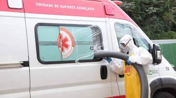 operário limpa ambulância #paratodosverem 