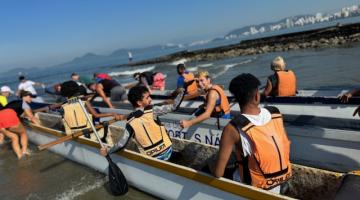 Alunos de esportes adaptados de Santos curtem aula especial de canoa havaiana