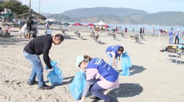 Mutirão de limpeza retira mais de sete quilos de microlixo das areias de praia de Santos