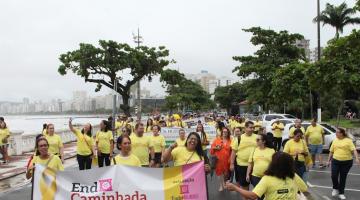 caminhada com mulheres vestidas de amarelo. #paratodosverem 