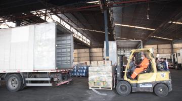 Empresa cede galpão para Prefeitura de Santos organizar cestas básicas doadas