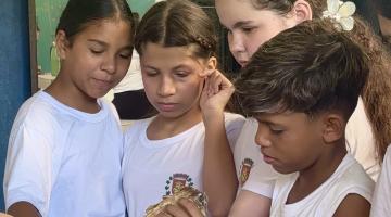 crianças olhando amostra de animais #paratodosverem 