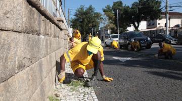 operários capinam calçada #paratodosverem