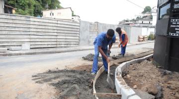 dois operários atuam na reconstrução de guia #paratodosverem 