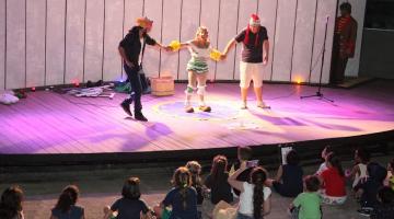 três personagens estão apresentando teatro infantil em palco. #paratodosverem 