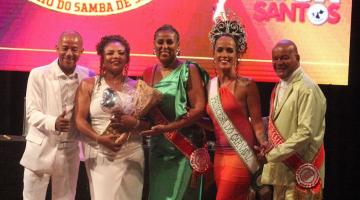 cinco pessoa posam para foto. Três delas usam faixa alusiva ao carnaval. #paratodosverem 