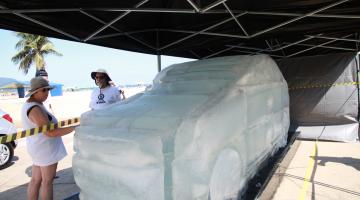 Carro de gelo chama a atenção em gravação de comercial na orla do Gonzaga