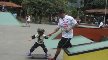 Skate Inclusivo reúne famílias na Lagoa da Saudade em Santos