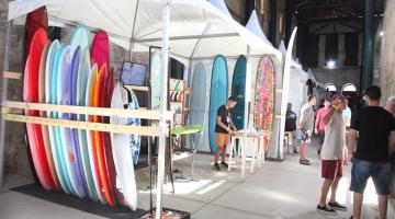 Estande de pranchas na feira de surf. #Paratodosverem.