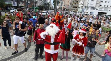 Com estilo, música e dança, Papai Noel chega à Praça da Independência em Santos