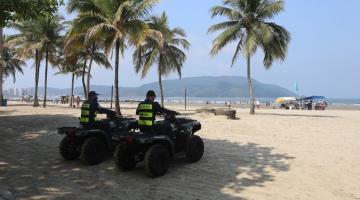 2 guardas de quadriciclos patrulham a praia #paratodosverem 