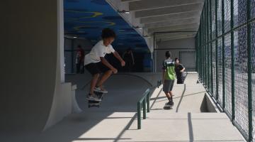 meninos andando de skate #paratodosverem