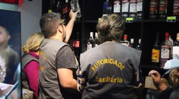 fiscais analisam garrafas #paratodosverem