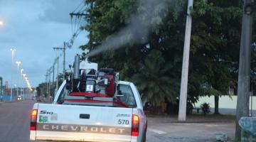 carro com fumacê espalha inseticida #paratodosverem 