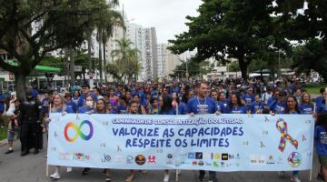 Abril Azul: caminhada na orla de Santos conscientiza sobre o autismo 