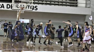 Basquete de Santos volta a erguer troféu de campeão paulista após 24 anos