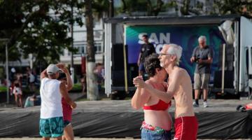 casal dança na praia #paratodosverem