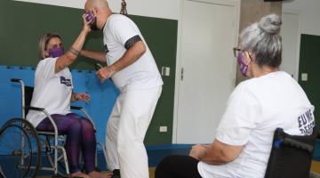 cadeirante pratica com professor #paratodosverem 
