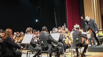 Público lota Coliseu em apresentação da Orquestra Municipal