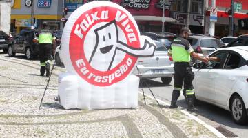 agentes da cet junto à inflável distribuem folhetos. #paratodos