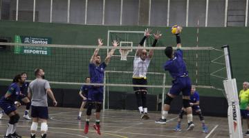 homens jogam vôlei em quadra. #paratodosverem