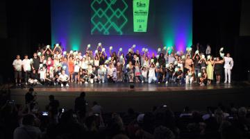 atletas e personalidades estão  palco segurando seus troféus. #paratodosverem 