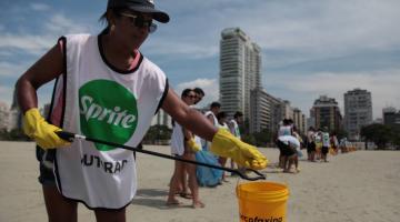 mulher recolhe lixo da praia #paratodosverem 